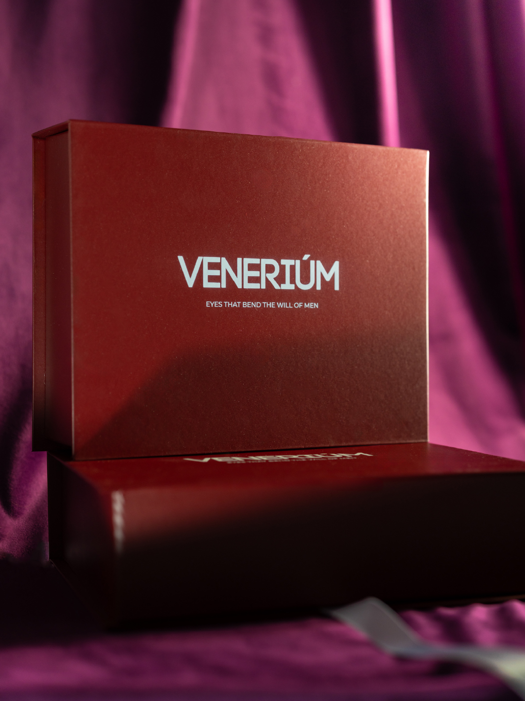 VENERIÚM Ritual Box, i mbyllur, mbi mëndafsh bordo